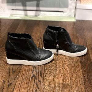Black wedge shoes